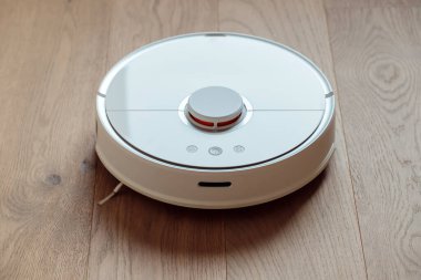 Robot elektrikli süpürge akıllı evdeki daireyi otomatik olarak temizliyor.