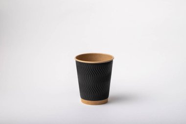 Siyah kağıt kahve fincanının önü beyaz modelle izole edilmiş.