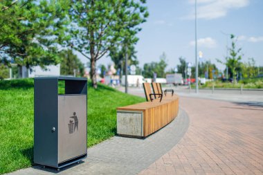 Çöp tenekesi çöp dolu, yakın plan. Çöp kutusundaki tek kullanımlık bardaklar ve diğer plastik atıklar. Alışveriş merkezinin yanındaki çöp tenekesi.