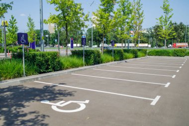 asfalt üzerinde özürlü park yeri