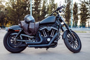 Süper bisiklet Harley Davidson siyah motosiklet sholm ve ceket bisiklet üzerinde
