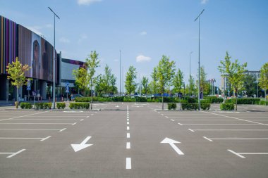 Mall yakınlarında mavi gökyüzü arka planında boş park yeri