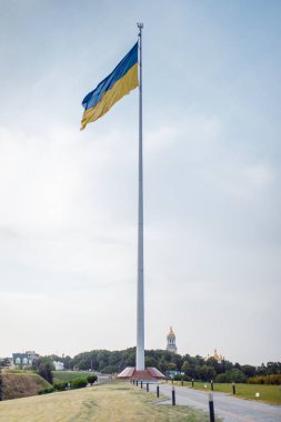 Rüzgar ve güneş ışığında dalgalanan Ukrayna bayrağı. Mavi gökyüzü arka planında Ukrayna bayrağı. Ulusal özgürlük ve bağımsızlık sembolü. Ukrayna bayrağı