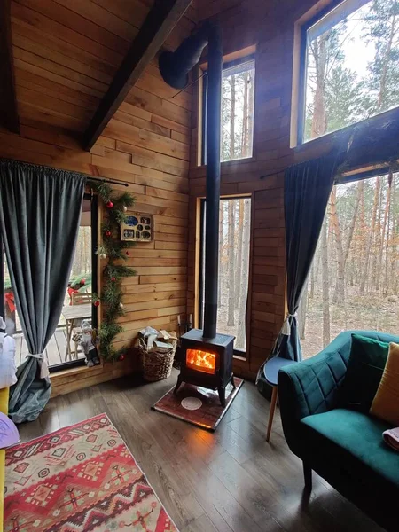 燃えている暖炉 家具の暖炉としての暖炉 — ストック写真