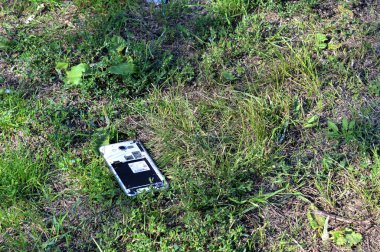 Çimlere atılan akıllı telefon..