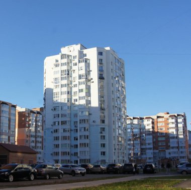  Mavi gökyüzüne karşı yeni beyaz ev