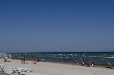  Photographed the sea and vacationers on the beach.