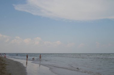  The sea after the rain, the sun has not yet appeared, but the vacationers have already gone to the sea.