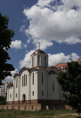  Photographed a small city church, located among tall buildings.