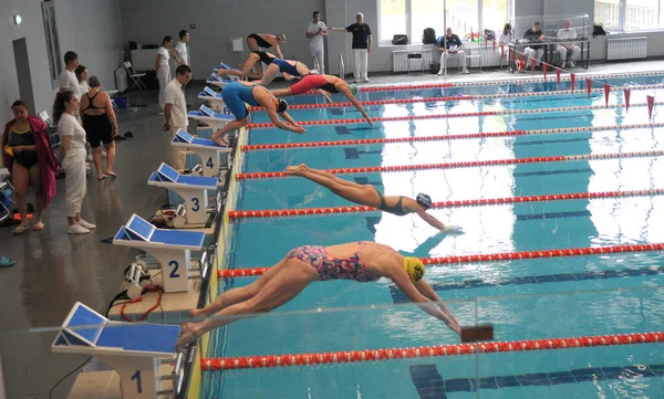 Прыжки Воду Спортивные Соревнования Воде Закрытом Бассейне — стоковое фото