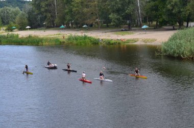 Kano yarışmaları görüyoruz.