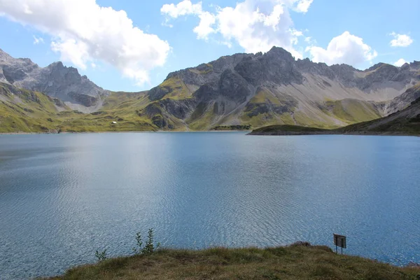 Bela Vista Lago Lunersee Rodeado Por Alpes Vorarlberg Áustria — Fotografia de Stock