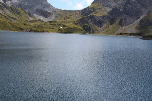 奥地利福拉尔贝格被阿尔卑斯山环绕的卢内塞湖美景 — 图库照片