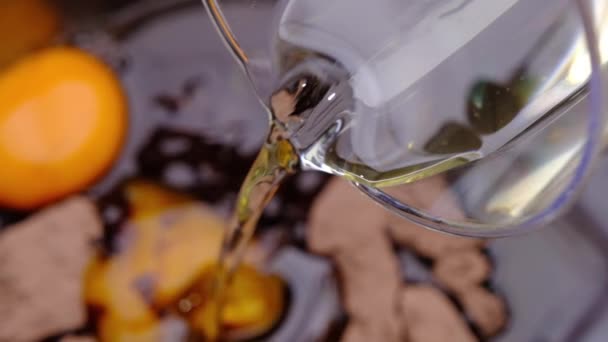 以慢镜头将橄榄油倒入可可粉中 制作自制巧克力饼干或巧克力蛋糕的一步步菜谱 — 图库视频影像