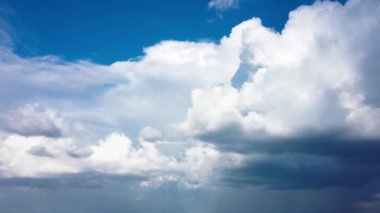 Yazın bulutlu ve güneşli güzel gökyüzü manzarası. Mavi gökyüzünün üstündeki güneş parlayan bulutların havadan görünüşü. Gökyüzü doğa arkaplanı.