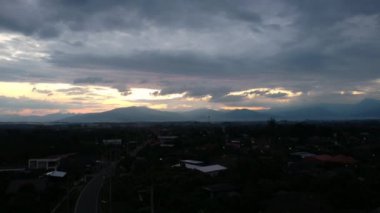 Gün batımının güzel manzarası dağların ve kırsal köylerin gölgelerine karşı. Doğal manzara arka planı.