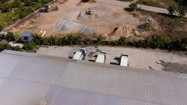 Birçok kamyonla endüstriyel kargo deposunun hava görüntüsü. Kamyon depoda. Kargo Taşımacılığı