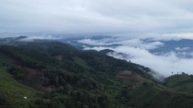 Sabah sisli bir platodaki köyün havadan görüntüsü. Tayland 'da kış boyunca bir köyün insansız hava aracı ile dağlık bir arka plan manzarası. Doğal manzara arka planı.