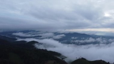 Sabah sisli bir platodaki köyün havadan görüntüsü. Tayland 'da kış boyunca bir köyün insansız hava aracı ile dağlık bir arka plan manzarası. Doğal manzara arka planı.