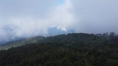 Dağlık bölgedeki enerji üretimi için yel değirmenlerinin hava manzarası. Yeşil ekolojik dünya için yenilenebilir enerji üretimi.