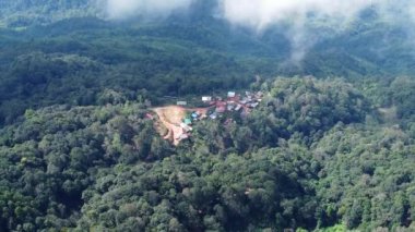 Sabah sisli bir platodaki köyün havadan görüntüsü. Tayland 'da kış boyunca bir köyün insansız hava aracı ile dağlık bir arka plan manzarası. Doğal manzara arka planı.