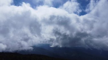 Dağlık bölgedeki enerji üretimi için yel değirmenlerinin hava manzarası. Yeşil ekolojik dünya için yenilenebilir enerji üretimi.