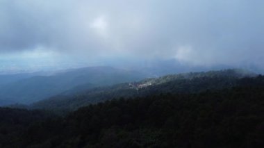 Sabahları sisli tropikal ormanın havadan görünüşü. Tayland 'daki güzel tropikal dağ ormanlarının insansız hava aracı manzarası. Doğal manzara arka planı.