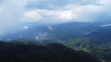 Sabahları sisli tropikal ormanın havadan görünüşü. Tayland 'daki güzel tropikal dağ ormanlarının insansız hava aracı manzarası. Doğal manzara arka planı.