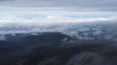 Sabahları sisli tropikal ormanın havadan görünüşü. Tayland 'daki güzel tropikal dağ ormanlarının insansız hava aracı manzarası. Doğal manzara arka planı.