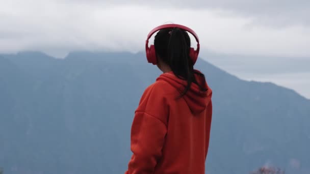 Вид Ззаду Молодої Жінки Стоїть Спокійному Вершині Пагорба Слухає Музику — стокове відео