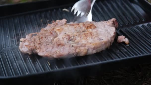 Grilovaný Hovězí Steak Kořením Grilu Kouřem — Stock video