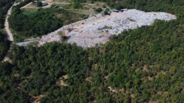Atık atıkların havadan görünüşü, katı atık, çevresel kirlilik sorunu. Plastik ve atık ekoloji felaketinin en üst görüntüsü çöp yakma ile birlikte. Yüksek çöp atığı dağları