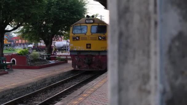 Lampang Thailand November 2022 Vorderansicht Eines Diesellokomotivzuges Bahnhof Von Lampang — Stockvideo