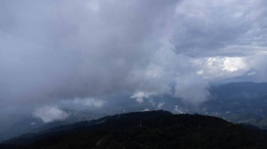 Sabahları sisli tropikal ormanın havadan görünüşü. Tayland 'daki güzel tropikal dağ ormanlarının insansız hava aracı manzarası. Doğal manzara arka planı.