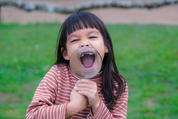 Nettes Kleines Mädchen Erkundet Die Natur Mit Der Lupe Freien — Stockfoto