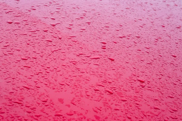 Gocce Acqua Pioggia Una Cappa Metallo Rossa Auto Gocce Pioggia — Foto Stock