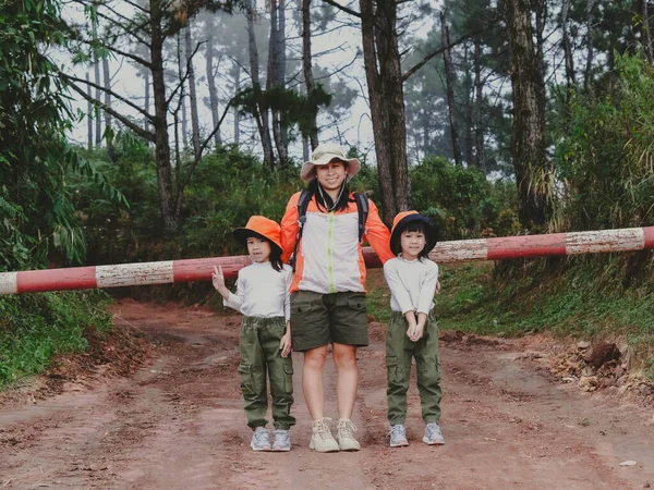 一个快乐的年轻女人和她的女儿一起在山上进行野外旅行 一家人在森林里徒步旅行 父母教孩子有关自然和植物的知识 — 图库照片