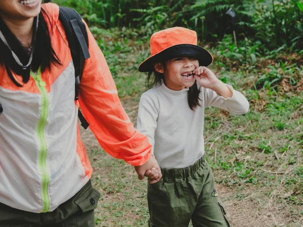 Jovem Feliz Com Sua Filha Caminhando Uma Viagem Campo Juntos Imagem De Stock
