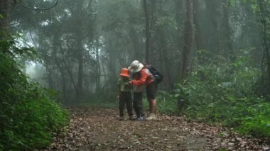 Anne ve küçük kızları telefonlarındaki haritaları kullanıyorlar ve birlikte yürüyüşe çıkıyorlar. Ormanda yürüyüş macerasına çıkmış bir aile. Aile tatilde birlikte vakit geçirir..