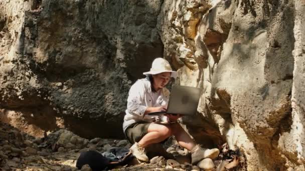 Geologa Femminile Utilizzando Computer Portatile Esaminando Natura Analizzando Rocce Ciottoli — Video Stock