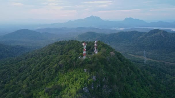 空中俯瞰美丽的晨景 金色日出 雾气弥漫 电塔和金属结构在高高的云彩山顶上飘扬 技术与自然和谐相处 — 图库视频影像