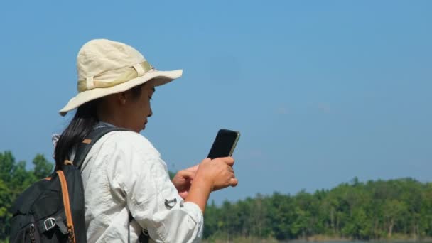 Женщина Эколог Рюкзаком Помощью Мобильного Телефона Фотографирует Резервуар Анализа Данных — стоковое видео