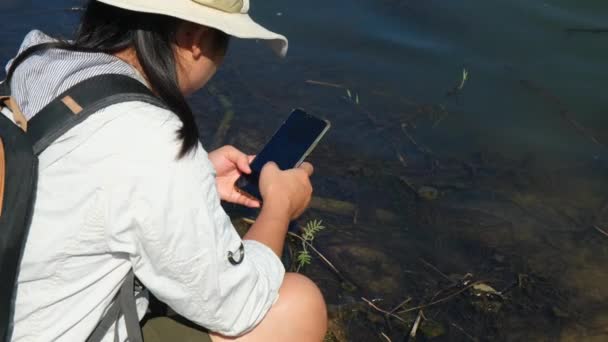 Жінка Еколог Використовує Мобільний Телефон Запису Аналізу Патогенів Природних Водах — стокове відео