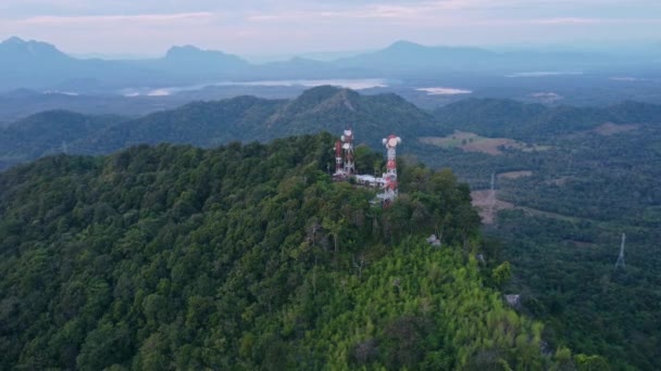 Luchtfoto Van Prachtige Ochtend Landschap Met Gouden Zonsopgang Mist Stroomt — Stockvideo