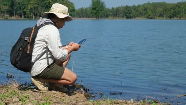 Doğal Sulardaki Patojenlerin Analizini Kaydetmek Için Cep Telefonu Kullanan Kadın — Stok video