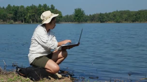 Femme Écologiste Utilisant Ordinateur Portable Pour Enregistrer Analyse Des Agents — Video