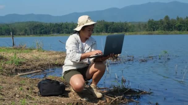 Ambientalista Feminina Usando Computador Portátil Para Registrar Análise Patógenos Água — Vídeo de Stock