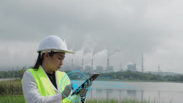 Kömür Santralinde Yeni Proje Ikonu Ile Çalışan Kadın Başmühendis Dizüstü — Stok video