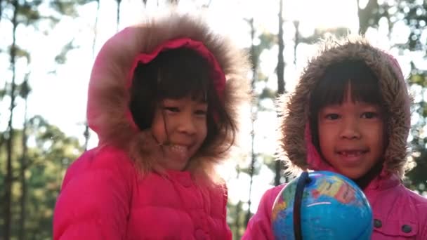 Dwie Słodkie Azjatki Uczą Się Modelu Świata Tle Natury Ciepłego — Wideo stockowe