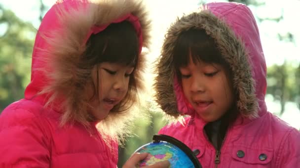 Dvě Roztomilé Asijské Dívky Učí Model Světa Přírodním Pozadí Teplé — Stock video